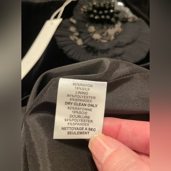 Trina Turk Black Velvet Velour Sleeveless Dress Flower Appliqué Pin Size 6 Party - Picture 12 of 12